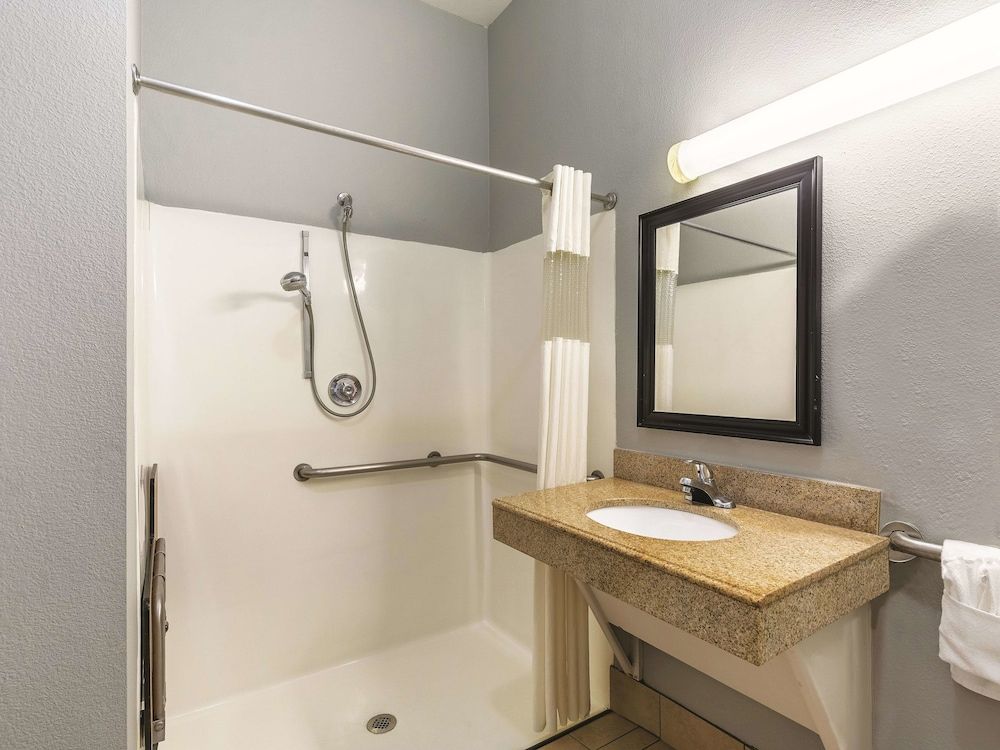 La Quinta Inn & Suites by Wyndham Houston Clear Lake NASA - photo 7