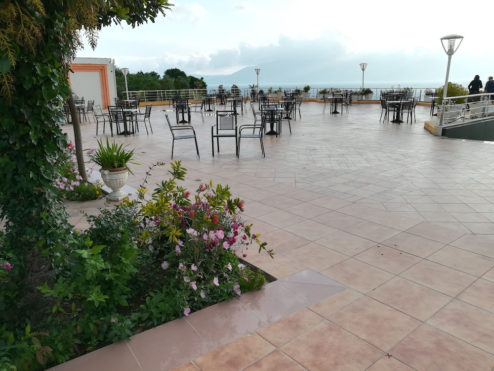 Hotel Monte Carlo — hotel in Vlore
