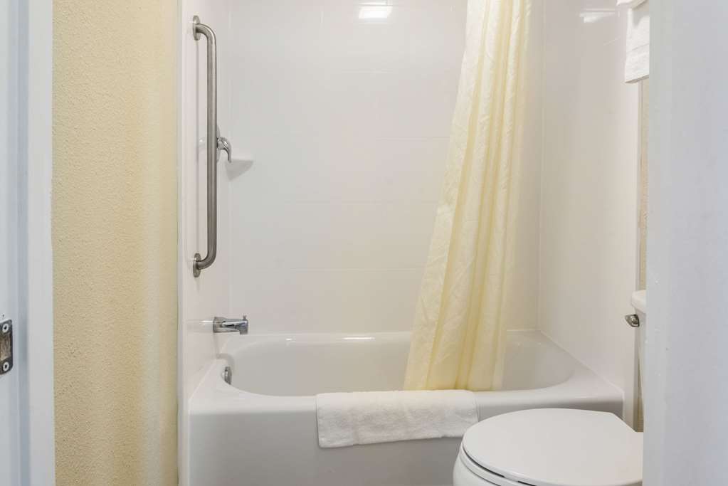 Econo Lodge Freeport Brunswick Area - photo 12
