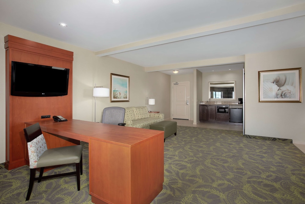 Hampton Inn and Suites Astoria - photo 42