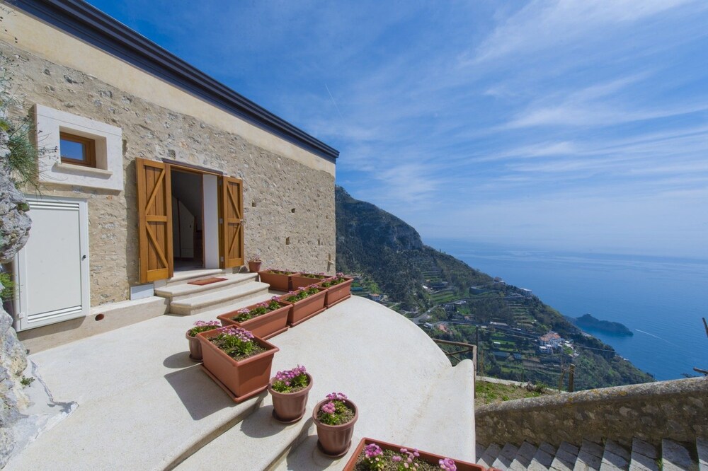 Il Nido Del Falco Art house with terrace and sea view — 4-Star Luxury Hotel in Furore, Italy