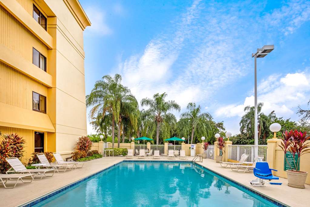 La Quinta Inn & Suites by Wyndham Miami Airport East - photo 16