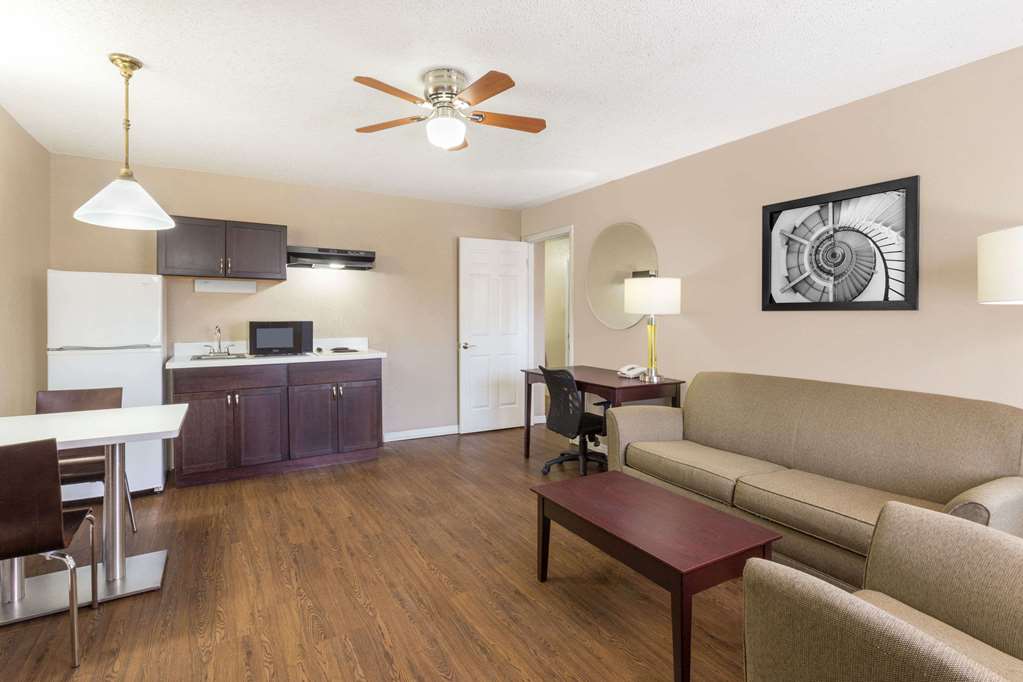 Super 8 by Wyndham Ellenton Bradenton Area - photo 7