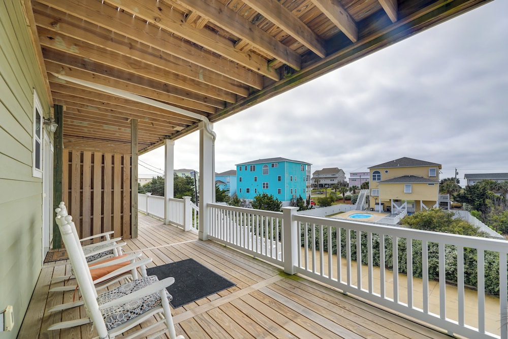 Emerald Isle Getaway with Decks and Beach Views — 4-Star Luxury Hotel in Emerald Isle, United States