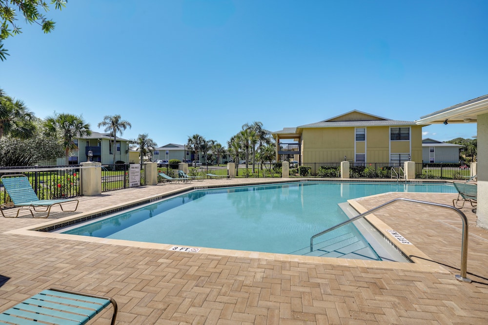 Walk to Pier: St Augustine Beach Condo w Balcony — 4-Star Luxury Hotel in Saint Augustine, United States