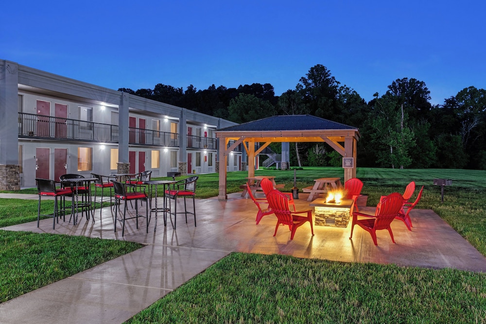 Red Roof Inn & Suites Wilkesboro - photo 40