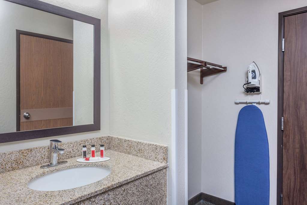 Days Inn & Suites by Wyndham East Flagstaff - photo 4