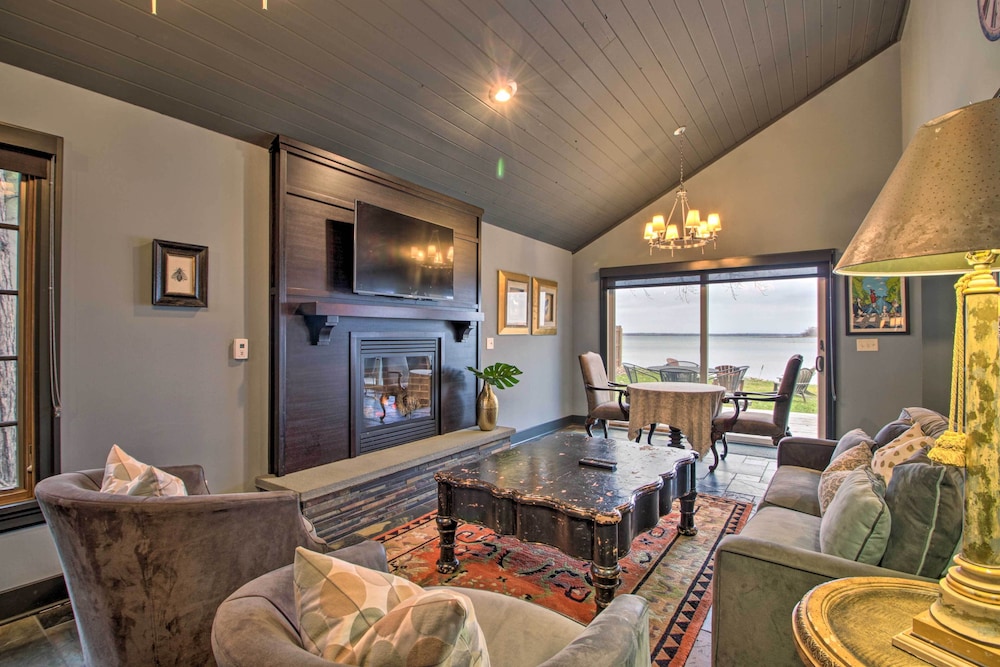 Breezy Point Escape w Views Dock & Fire Pit — 4-Star Luxury Hotel in Pequot Lakes, United States