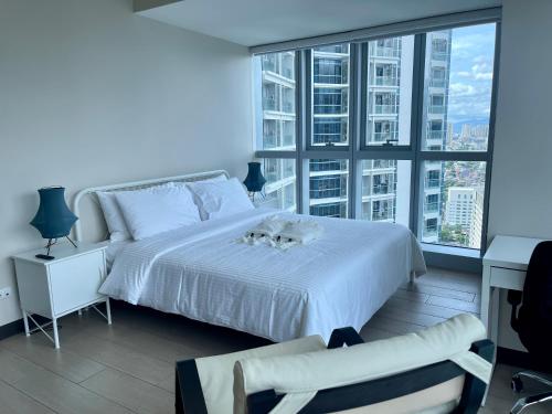Bright 2 bedroom condo with pool in BGC Uptown — 4-Star Luxury Hotel in Manila, Philippines