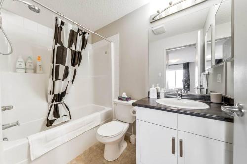Bright Luxe Condo AC Top Floor King Bed Balcony — Edmonton — photo 3