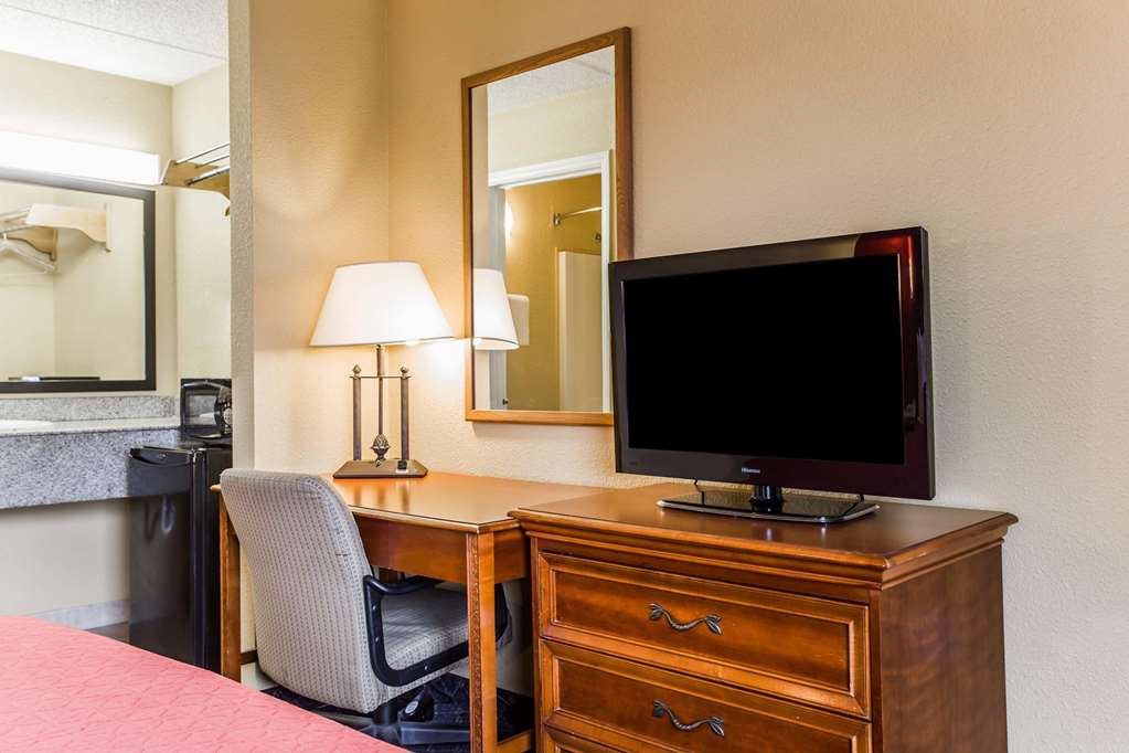 Rodeway Inn Charlotte North End - photo 15