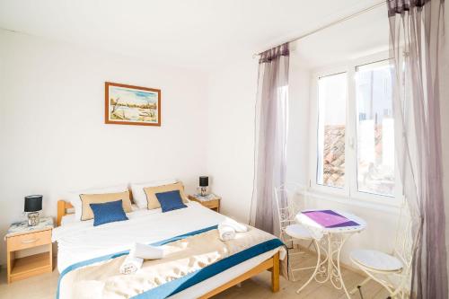 Deluxe Rooms with a terrace view at Old City Gate