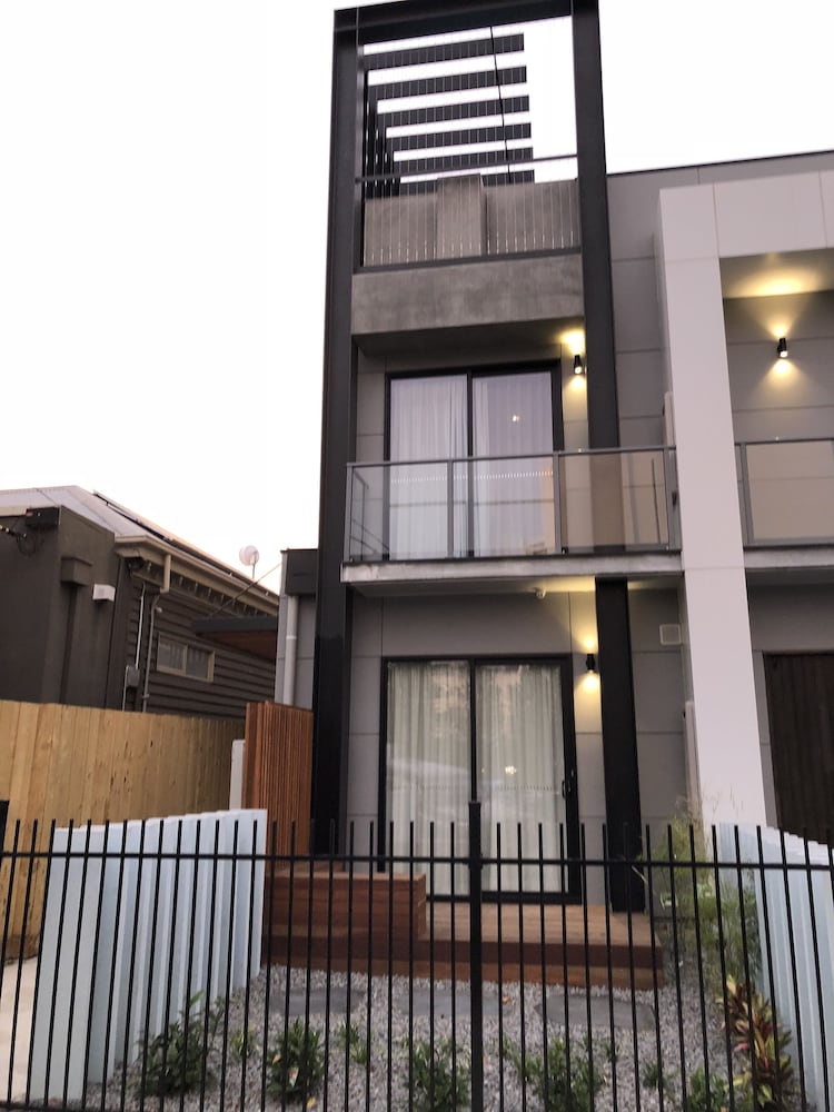 Timber Door Luxury Accommodation Geelong — 4-Star Luxury Hotel in Geelong, Australia