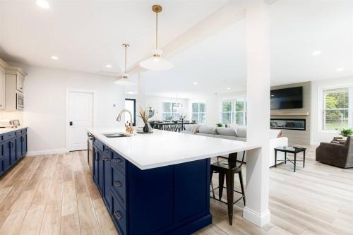 Victory Views Main House:Luxury Home for 20 Guests — 4-Star Luxury Hotel in South Bend, United States
