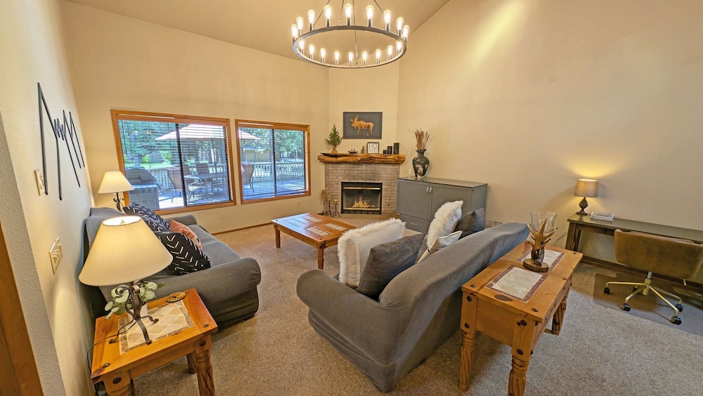 Big Leaf Hot Tub Ping Pong Sharc Stay in Bend, United States