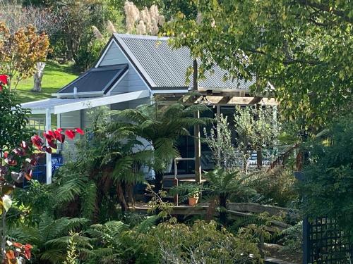Superb Studio Retreat with Private Secluded Spa plus Pool & BBQ access — hotel near Wanganui Airport