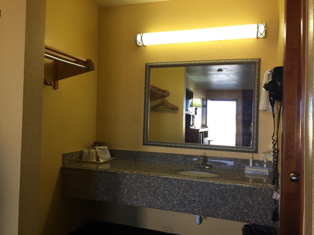 Royal Inn Pearsall - photo 13