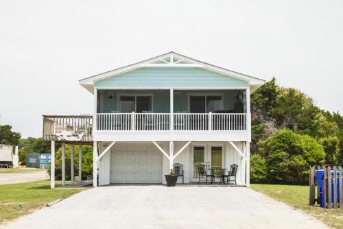 Sunkissed 2 by Oak Island Accommodations - featured photo