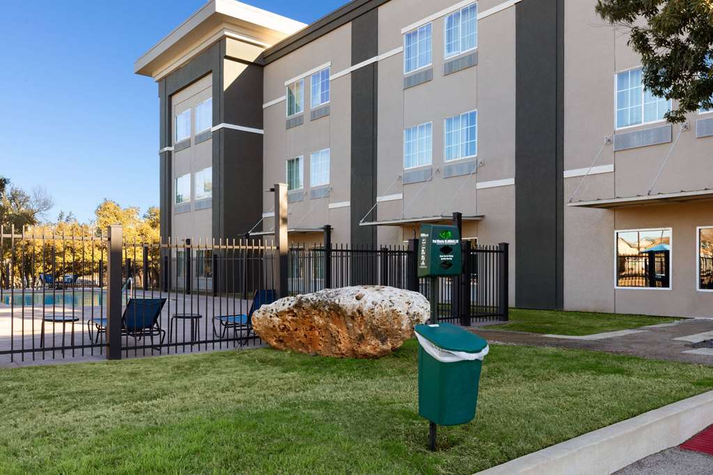 La Quinta Inn & Suites by Wyndham Austin NW Lakeline Mall - photo 32