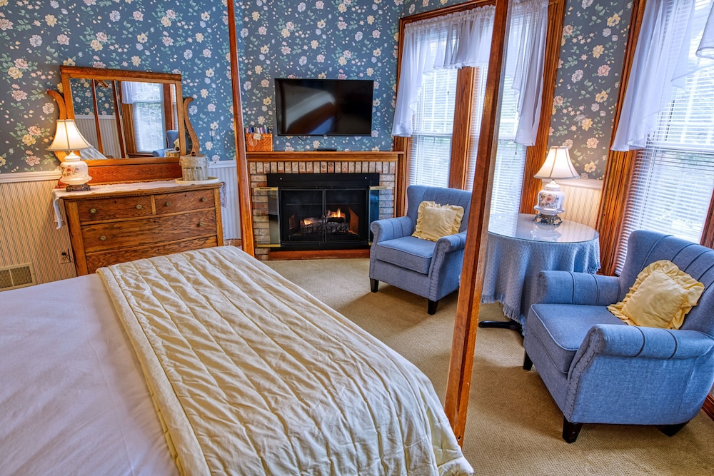 Rockwell Falls Inn and Wine Bar - photo 24