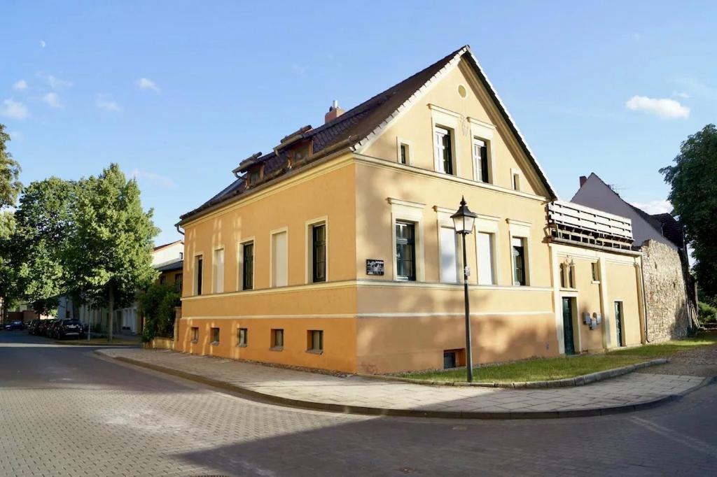 Ferienwohnung Am Schloss Ferienwohnung Mit Blick Auf Das Barbyer Schloss 5 Gehminuten Bis Zur Elbe 18223627 — Barby