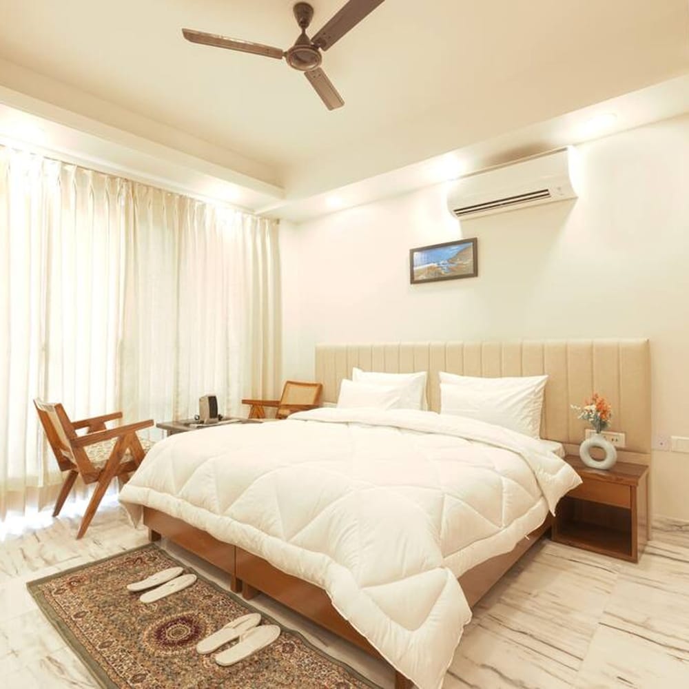 Child Friendly Retreat w Balcony tub King Bed