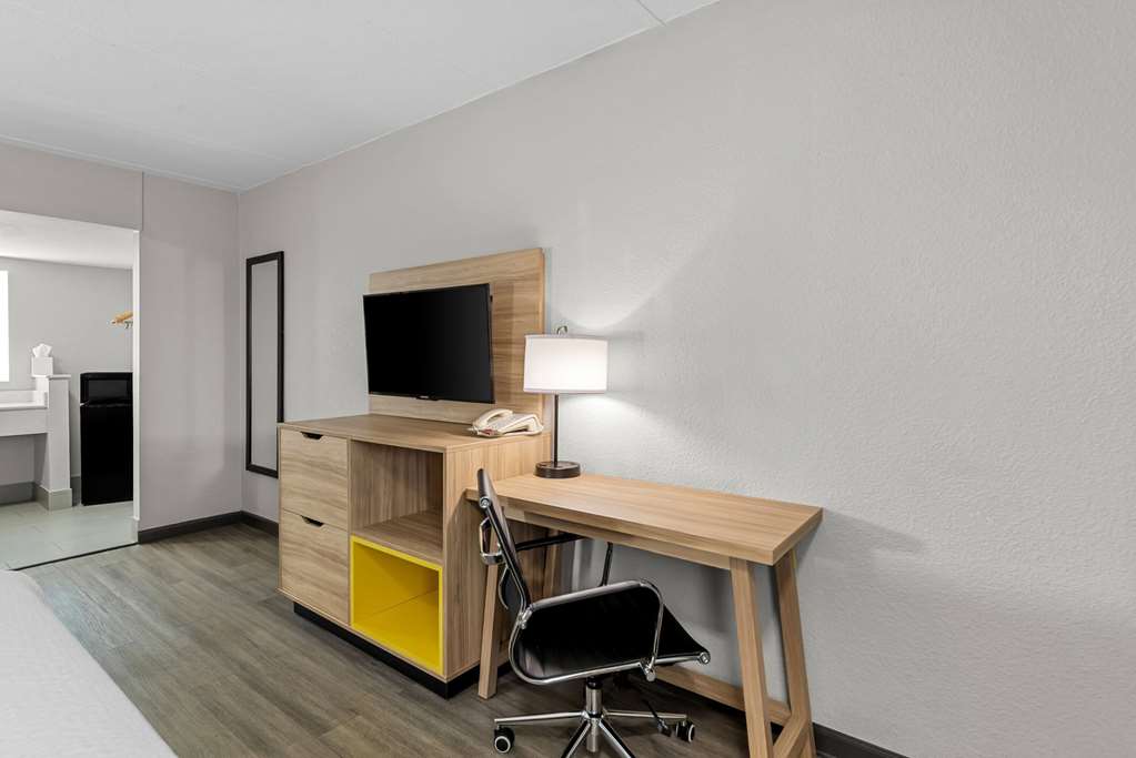 Days Inn by Wyndham Gainesville - photo 27