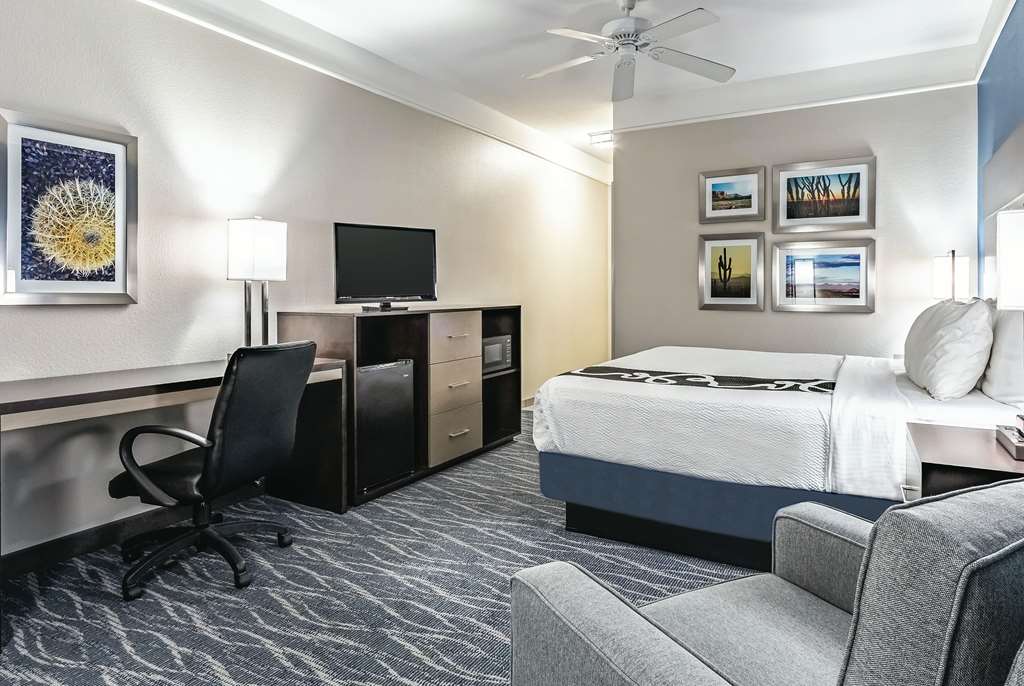 La Quinta Inn & Suites by Wyndham Phoenix I 10 West - photo 16
