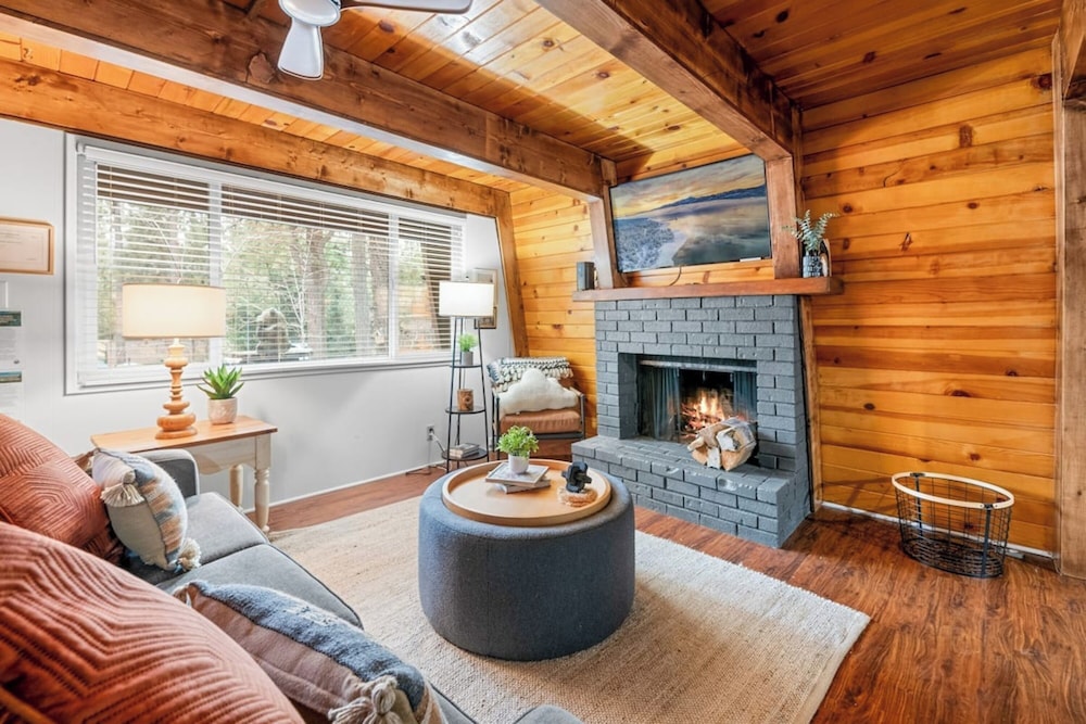 Moonridge Manor Cozy Retreat with Hottub — 5-Star Luxury Hotel in Big Bear Lake, United States