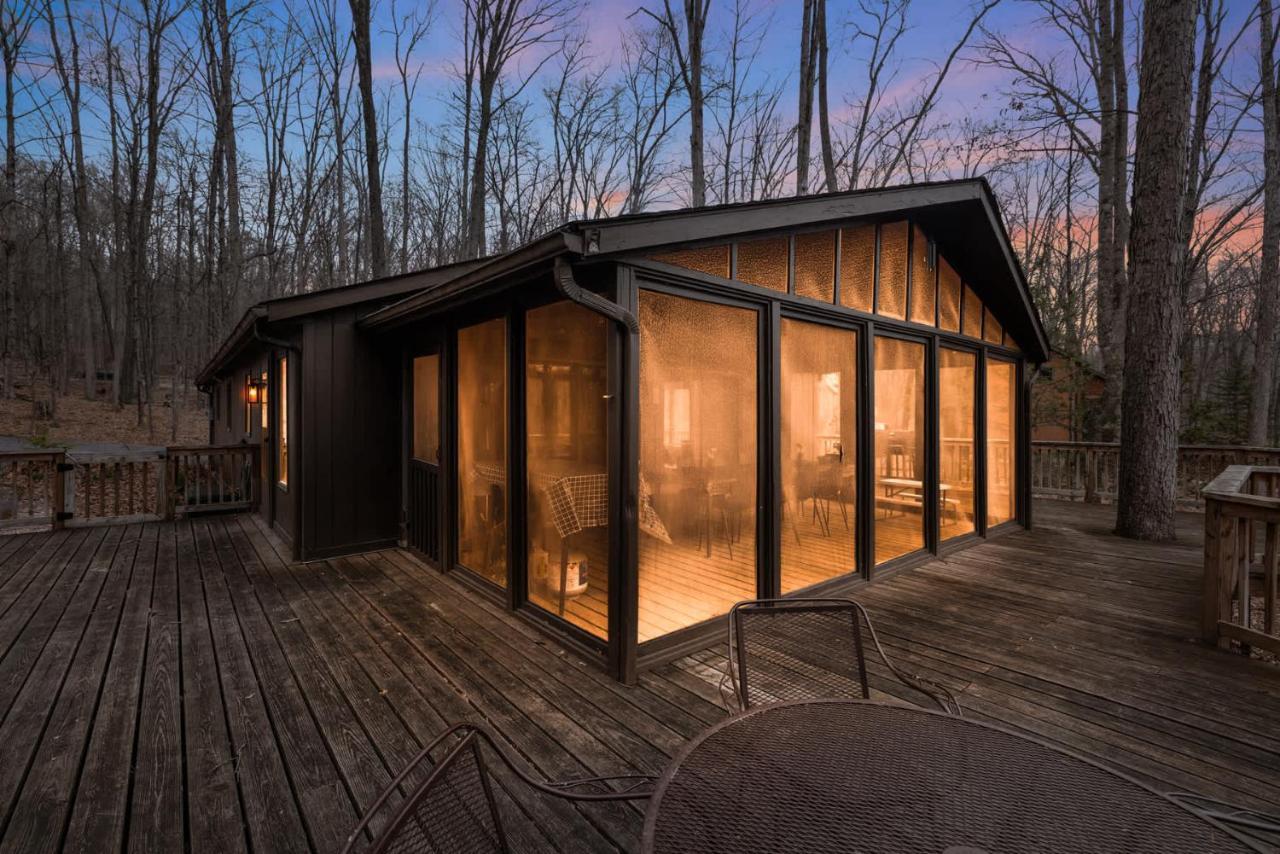 Cabin Wraparound Deck Wifi Grill Dog Friendly — 4-Star Luxury Hotel in Berkeley Springs, United States