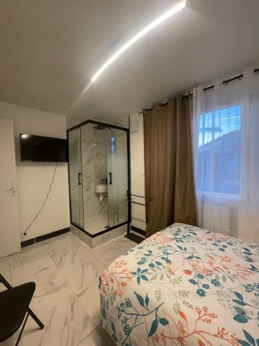 Calaisis room bed in Calais, France