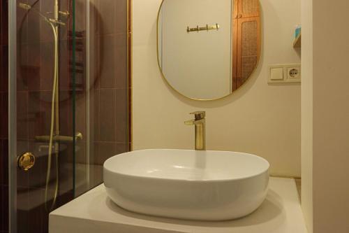 Modern Central Apt Near Stamba By Wehost