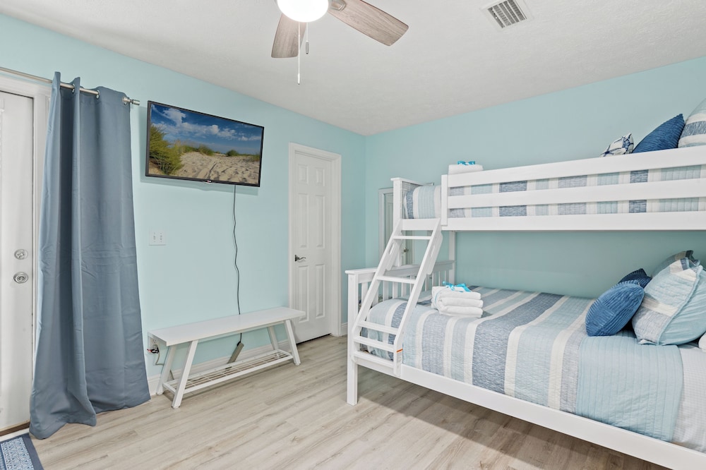 Sago by the Sea: 2 bed 2.5 bath Retreat Steps From the Beach Sleeps 7 - photo 4