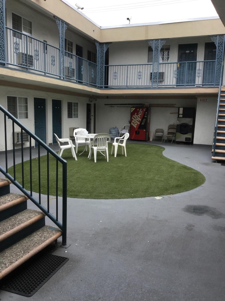 Beverly Inn - photo 55