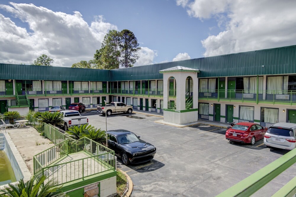 Oyo Hotel Douglas Ga Us 441 - photo 2