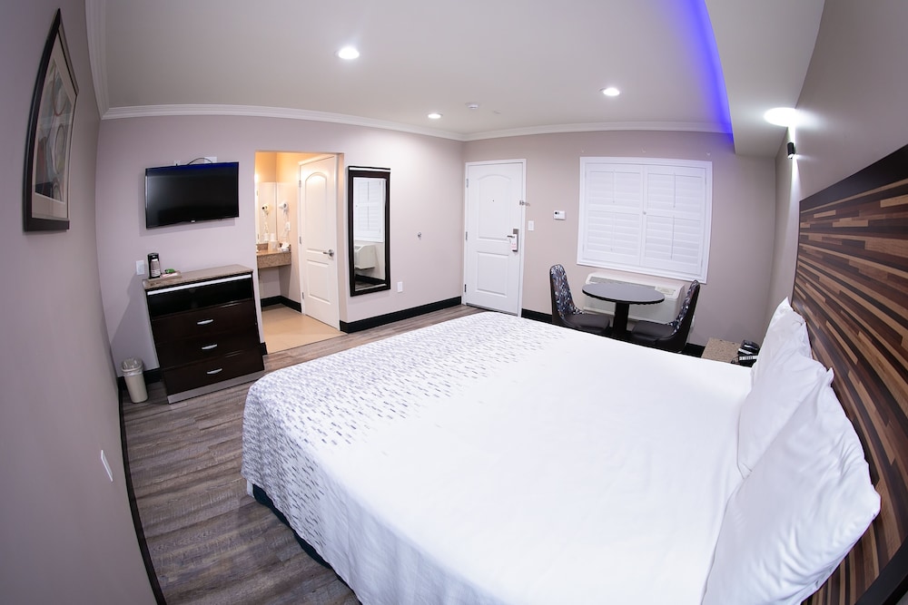 Diamond Bell Inn & Suites - photo 12