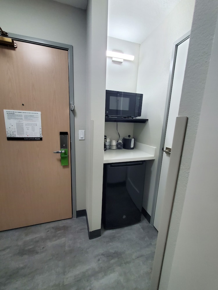 Hampton Inn Olathe - photo 12