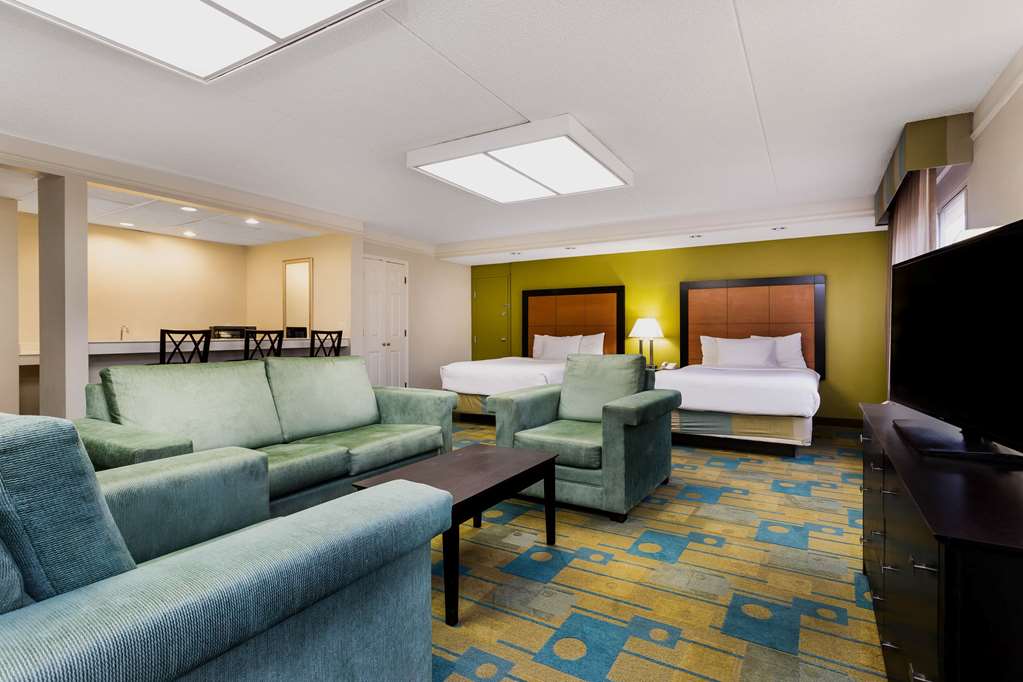 La Quinta Inn & Suites by Wyndham St. Pete Clearwater Airpt - photo 47
