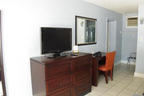 Edgewater Inn - photo 23