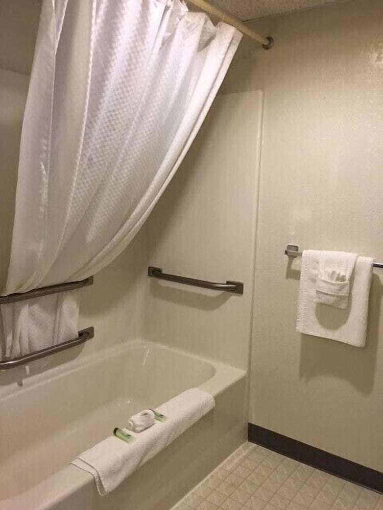 Clarion Hometown Inn - photo 13