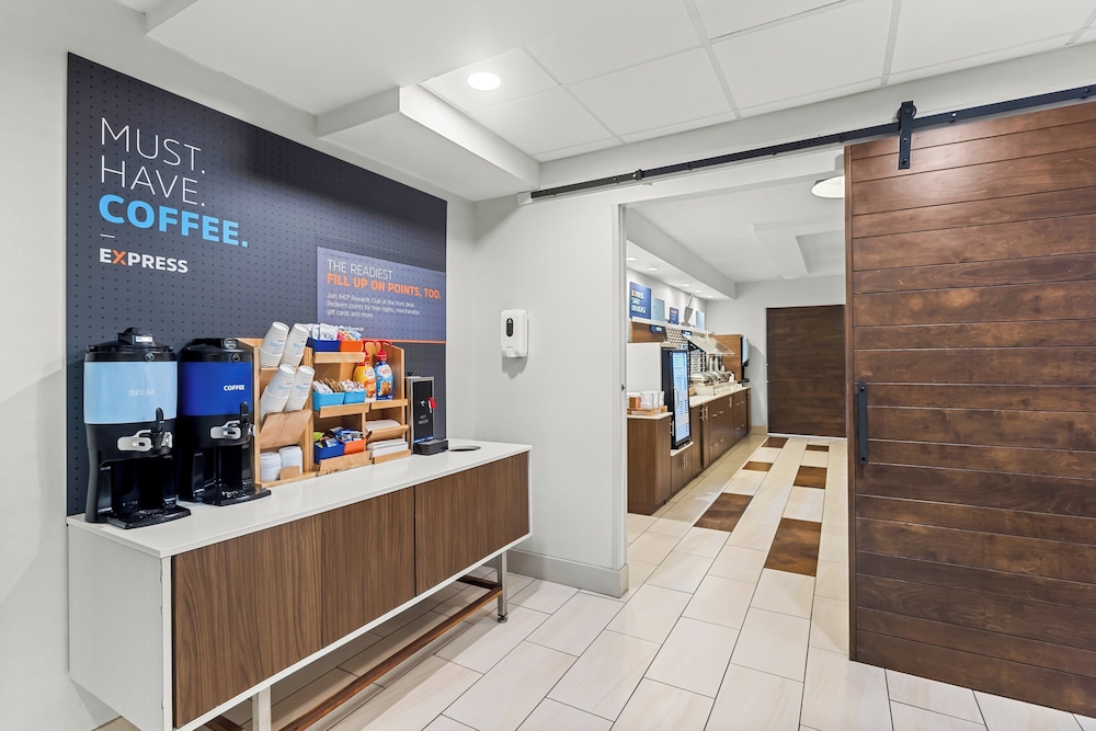Holiday Inn Express and Suites Savannah Midtown by IHG - photo 21