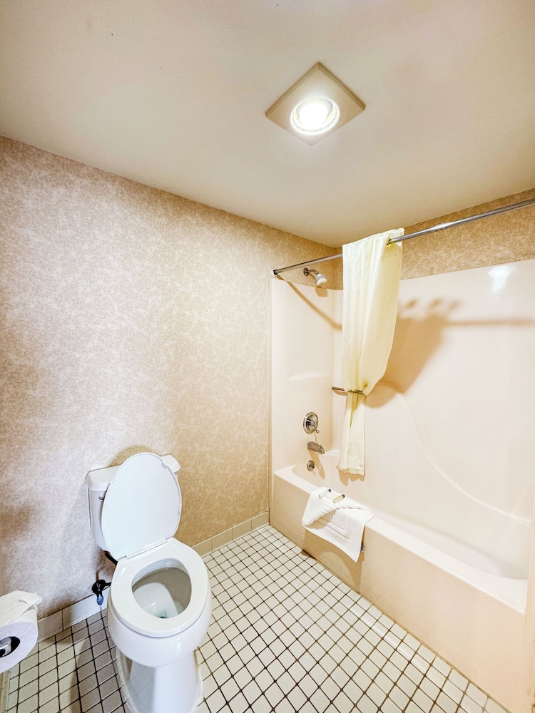 Days Inn by Wyndham Mackinaw City Lakeview - photo 34