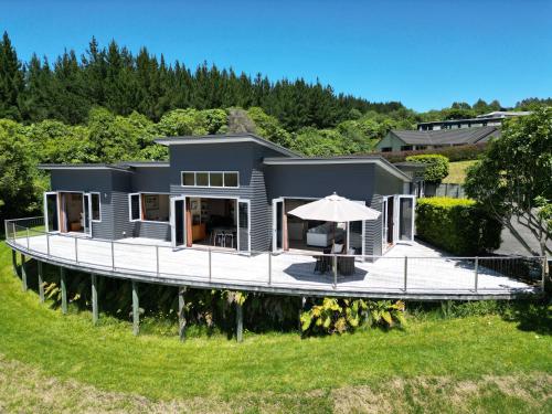 Spacious Home with a Lake View — 4-Star Luxury Hotel in Taupo, New Zealand