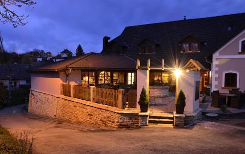 Restaurace A Penzion U Pes ku — hotel in Cerveny Kostelec