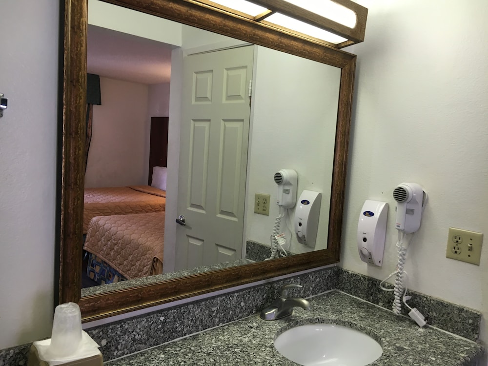Riverside Inn & Suites - photo 30