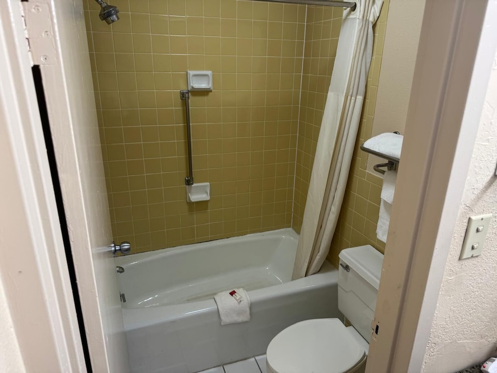 OYO Hotel Harriman near I 40 - photo 17
