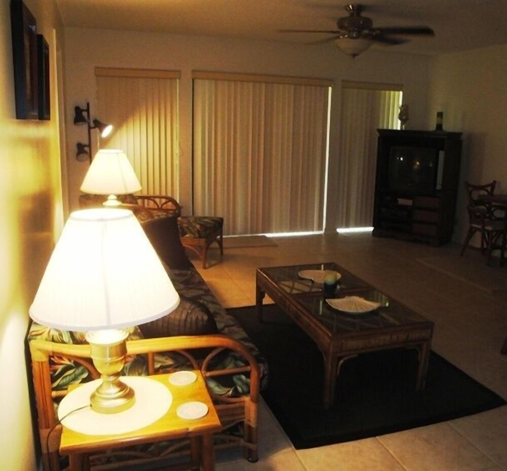 Hibiscus Oceanfront Resort - photo 16
