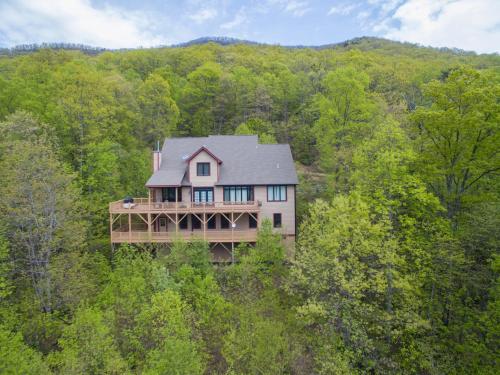 Viewmont Deck Fire Pit & Breathtaking Mountain Views in Black Mountain, United States