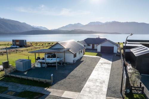 The Tranquil Edge Te Anau Holiday Home — 4-Star Luxury Hotel in Te Anau, New Zealand