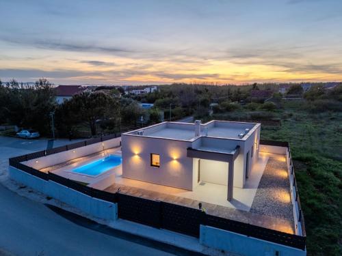 NEW Holiday Home Nina with pool TA Leut Agency — 4-Star Luxury Hotel in Privlaka, Croatia